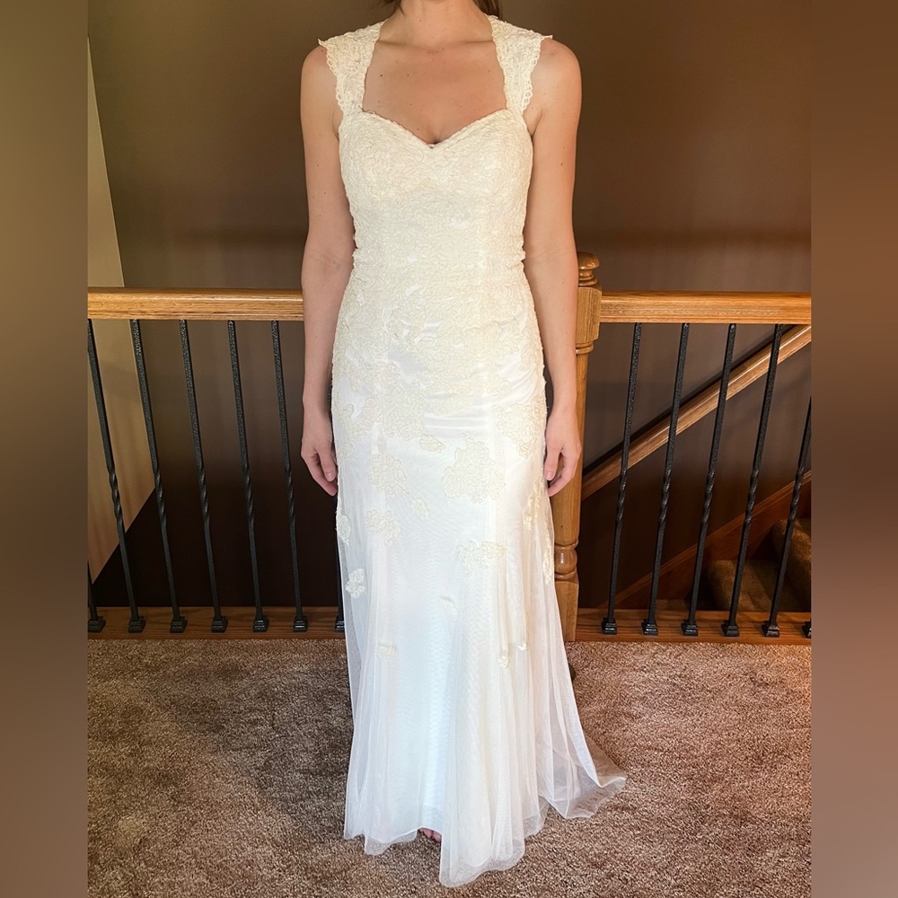 David’s Bridal Ivory Key Hole Back Wedding Dress